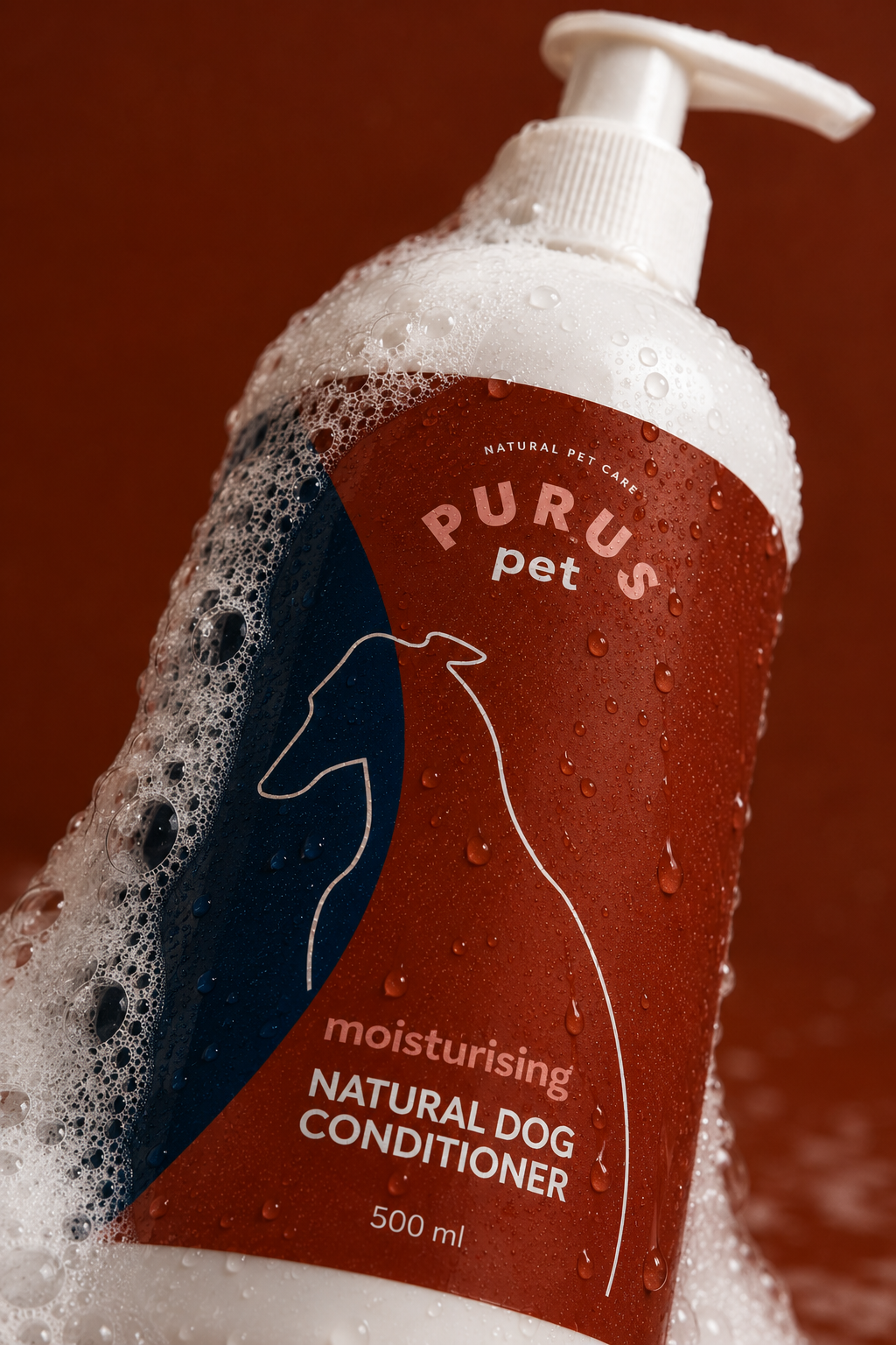 Purus Pet kondicioniera galvenais produkta foto uz sarkanbrūna fona